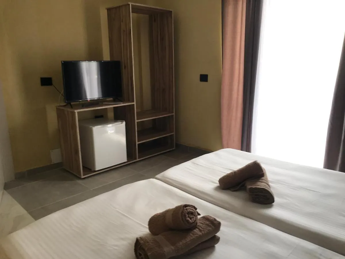 Te Bujtina Hotel- Cozy Stay With Traditional Breakfast Near Beach Golem