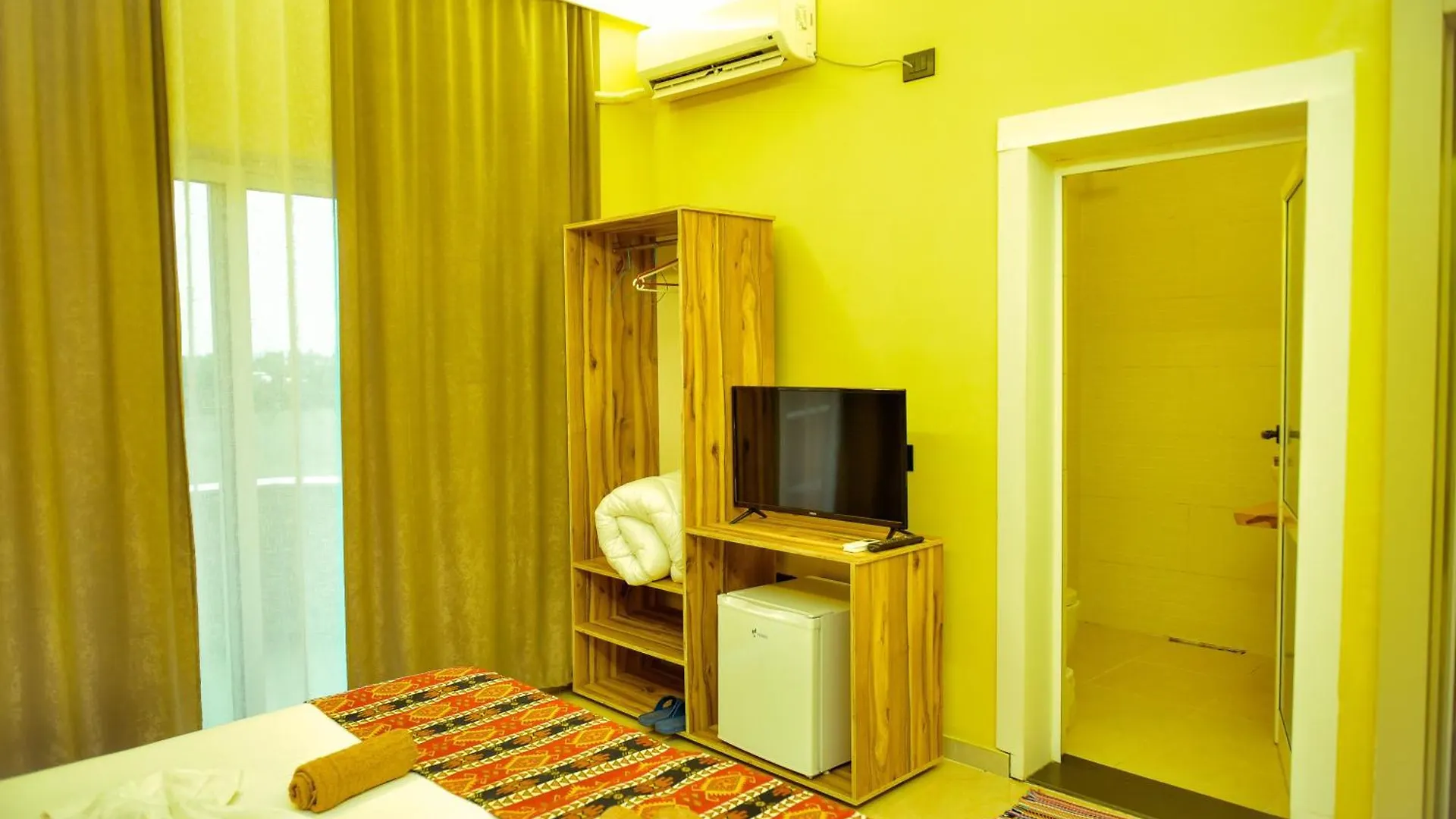 Te Bujtina Hotel- Cozy Stay With Traditional Breakfast Near Beach Golem  Hotel